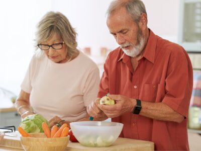 Image montrant des personnes d'un certain âge qui cuisinent