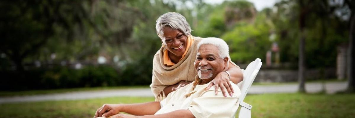 aînés - homme - femme - heureux - enlacés